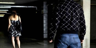 Ancona – Picchia la moglie e minaccia i figli, arresti domiciliari per un 36enne